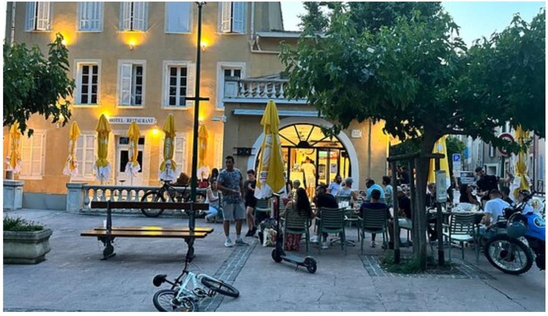 Hotel De La Loube La Roquebrussanne المظهر الخارجي الصورة